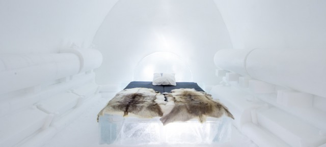 在世界上最大的冰雪酒店睡冰床裹兽皮是种什么体验？